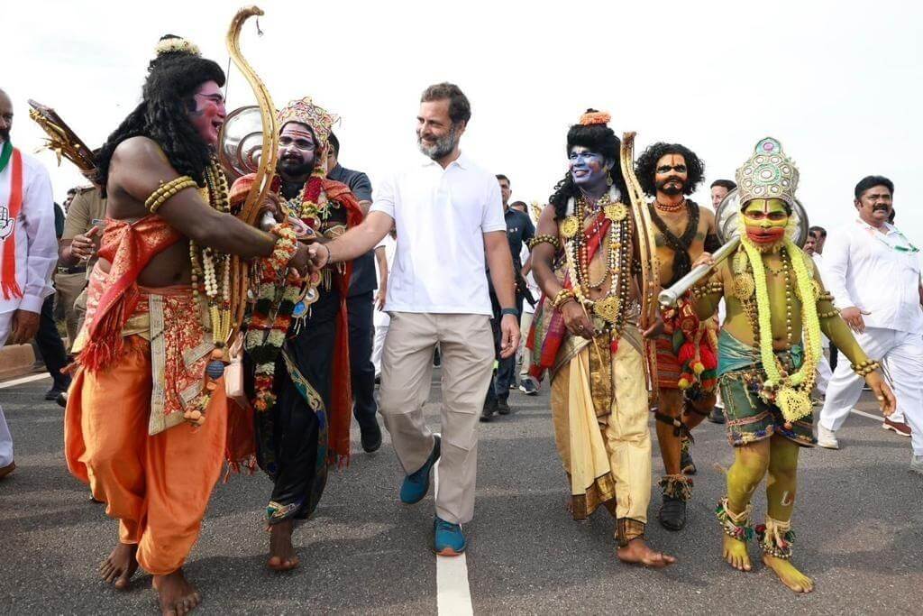 bharatjodoyatra:rahulgandhiaccompaniedwithartistsdressedaslordramlordlakshmanandhanuman