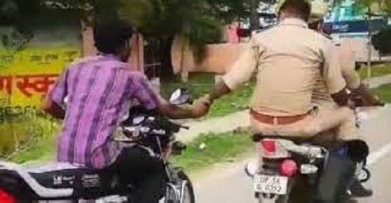 upkanoonkehaathlambehotehain:copholdscriminalshandonabiketakinghimtothepolicestation