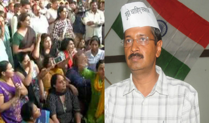 kejriwalheckledbyprotestersatdelhirailwaystation