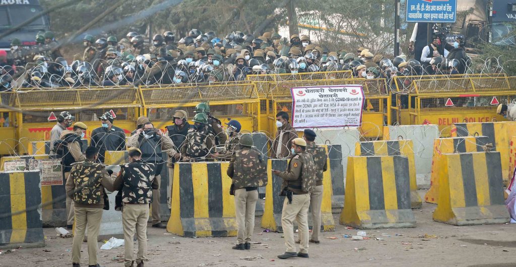 delhipolicefireteargasshellstodispersefarmersatsinghuborder