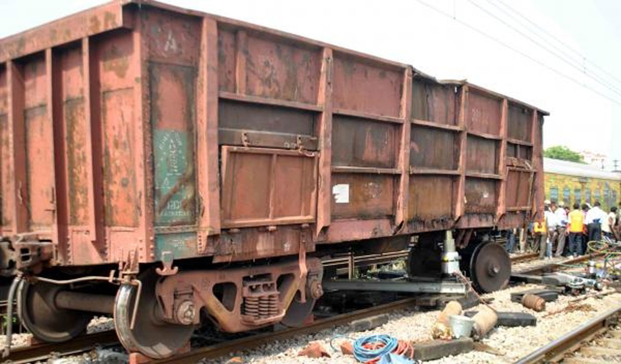 goodstrainderailsnearrajahmundryninetrainscancelled