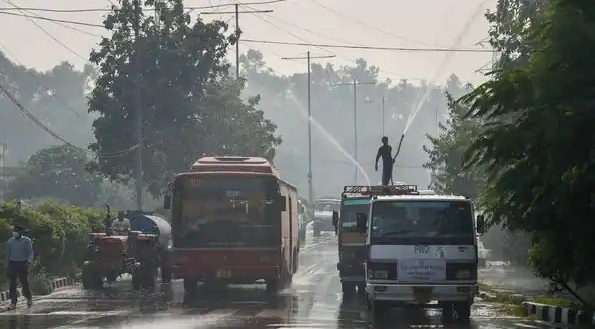 aspollutionpeaksdelhigovtdeploys114tankerstosettledustbysprinklingwater
