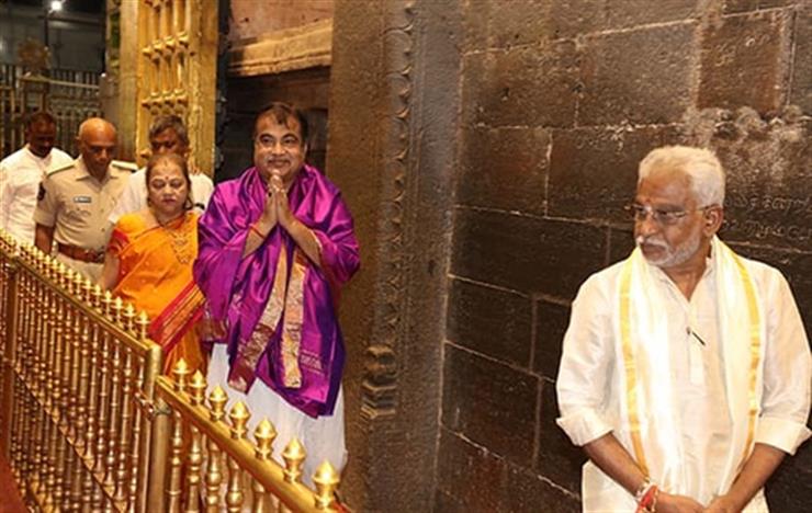 nitingadkariworshipsatsrivenkateswaratempleintirupati