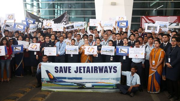 jetairwaysemployeesholdsilentprotestatmumbaiinternationalairport