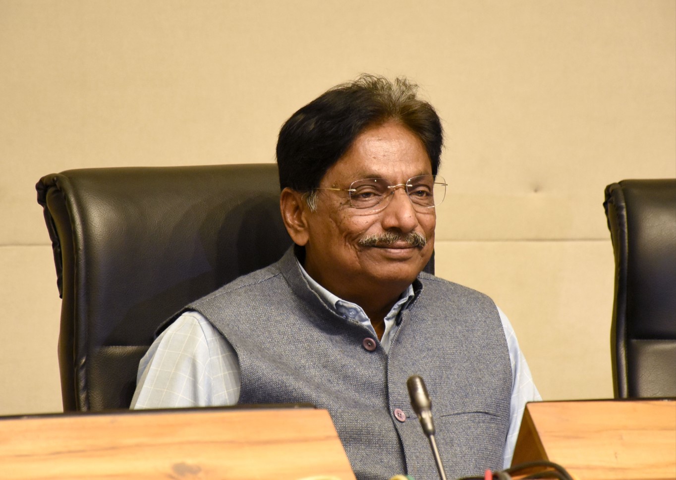healthministerrushikeshpatelholdshighlevelmeetingtoreviewfloodsituationinthestateingandhinagar