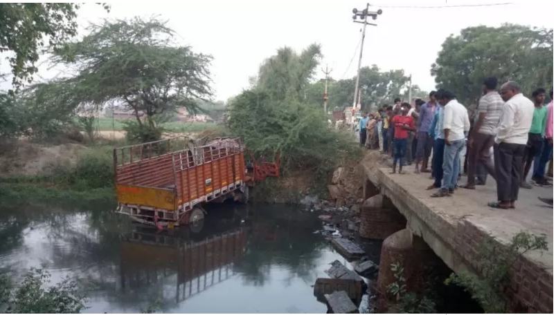uttarpradesh:14deadatleast24injuredasminitruckoverturnsinetah