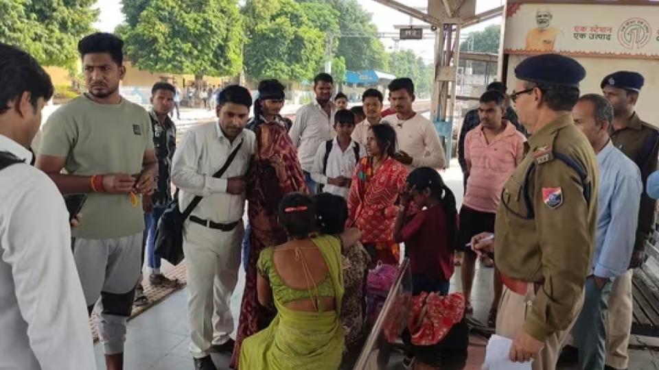 sixwomenpassengerskilledwhilecrossingrailwaytrackinup