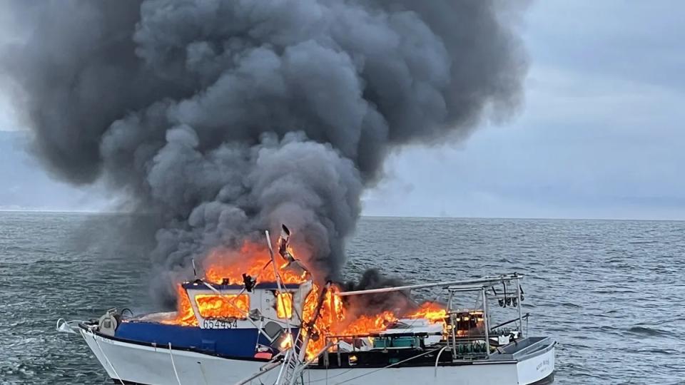 eightfishingboatscatchfireinudupihugelossreported
