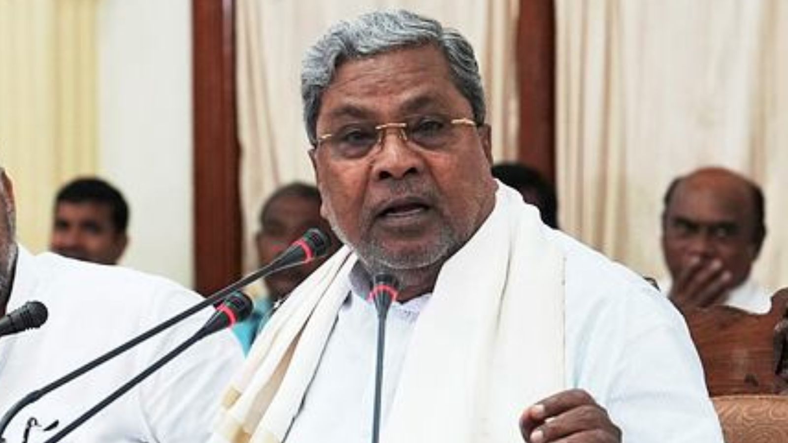 mudacase:karnatakahcjunkssiddaramiahspleaagainstgovernorssanction