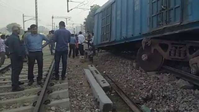 threewagonsofgoodstrainderailnearmathura