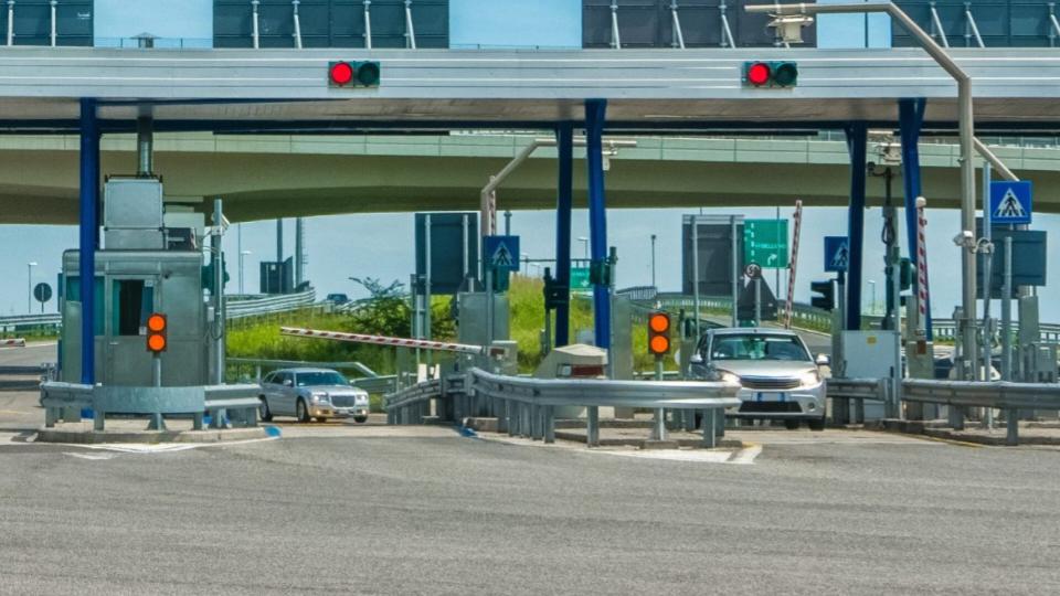 Maharashtra Stops Toll Tax Collection For EV Cars