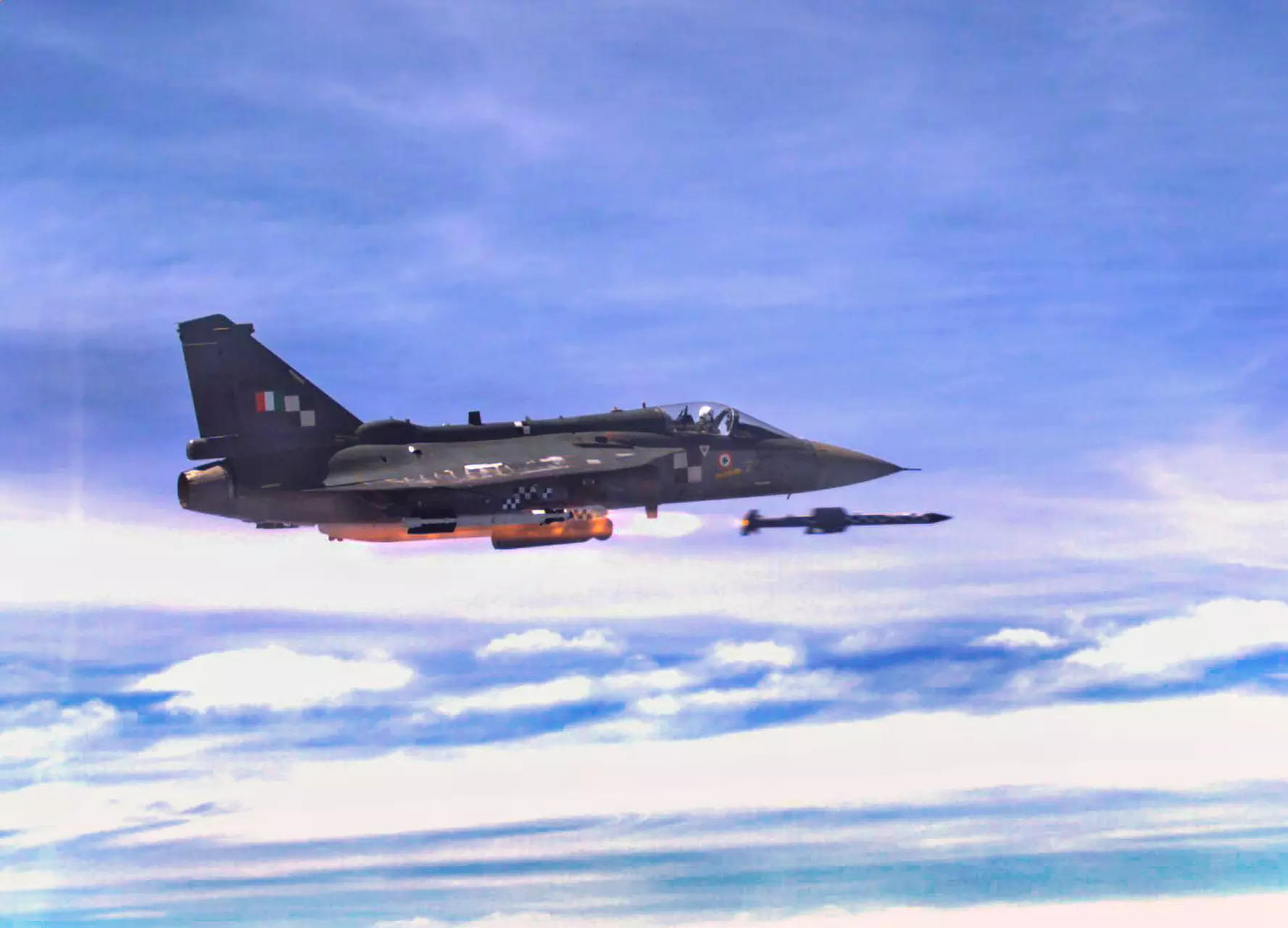 lightcombataircrafttejassuccessfullyfiresastraindigenousbeyondvisualrangeairtoairmissileoffcoastofgoa