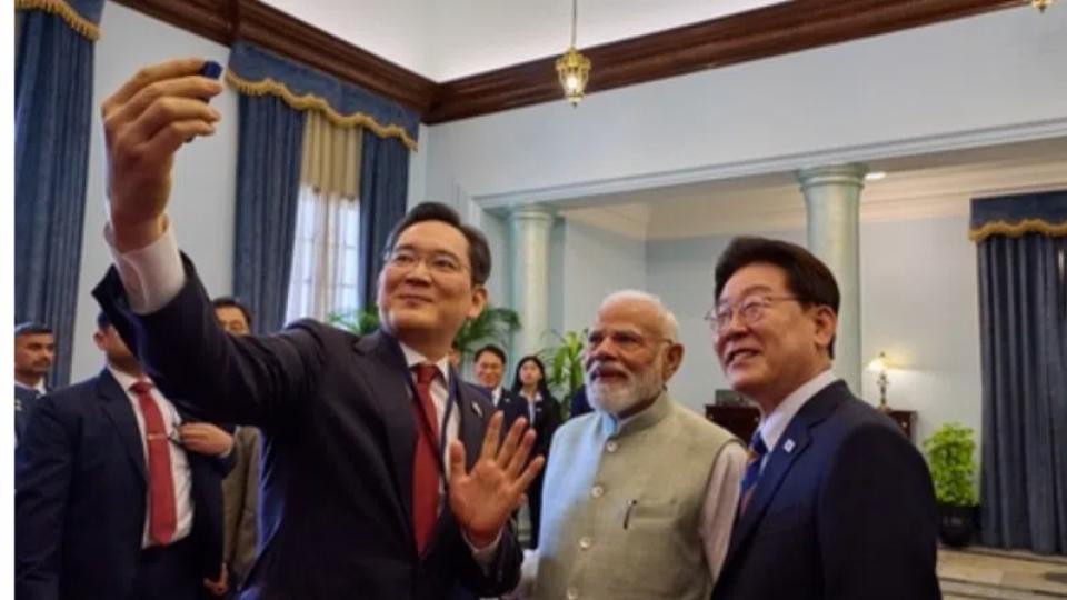 Samsung chief clicks selfie with Modi, Sout Korean President