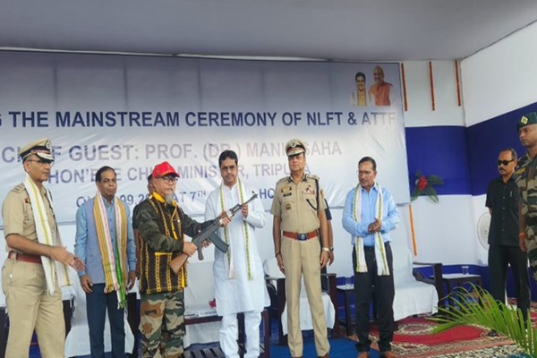 over500extremistsfromnlftandattfsurrenderarmsintripura