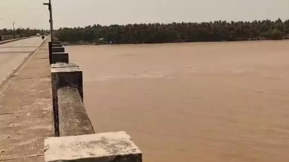 Man Jumps From Kovvur Railway Bridge Into Godavari River