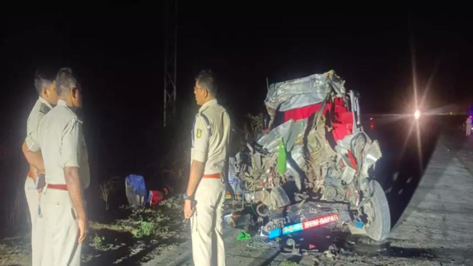 cruiservehicleandlorrycollideinkalaburagi5killed