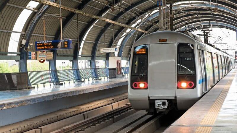 delhimetrotointroduceindiasfirstthreecoachtraincorridor