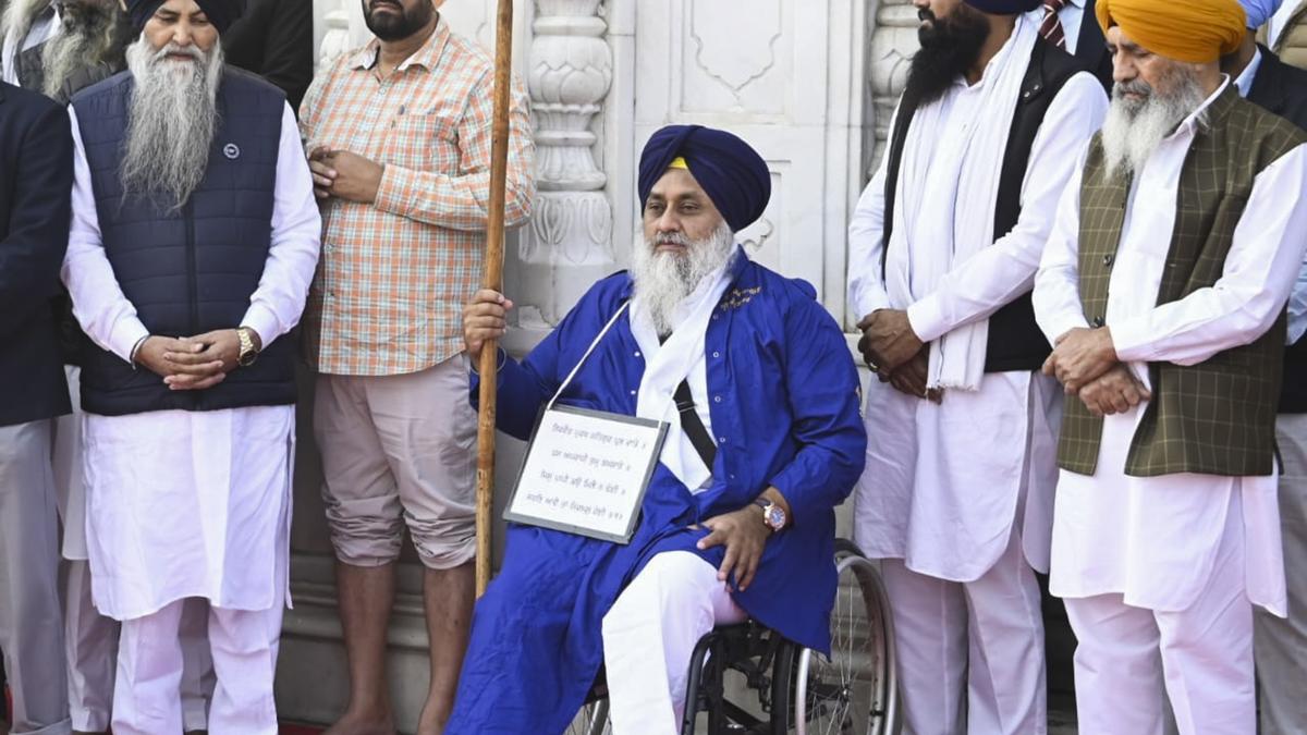 sukhbirbadalshotatoutsidegoldentemple