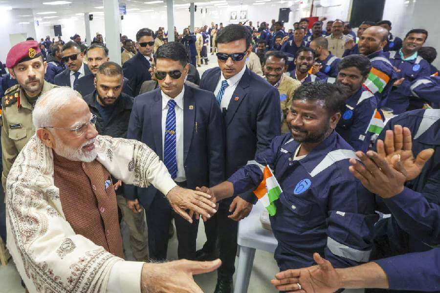 pmmodivisitsgulfspiclabourcampinkuwaitmeetsindianworkers