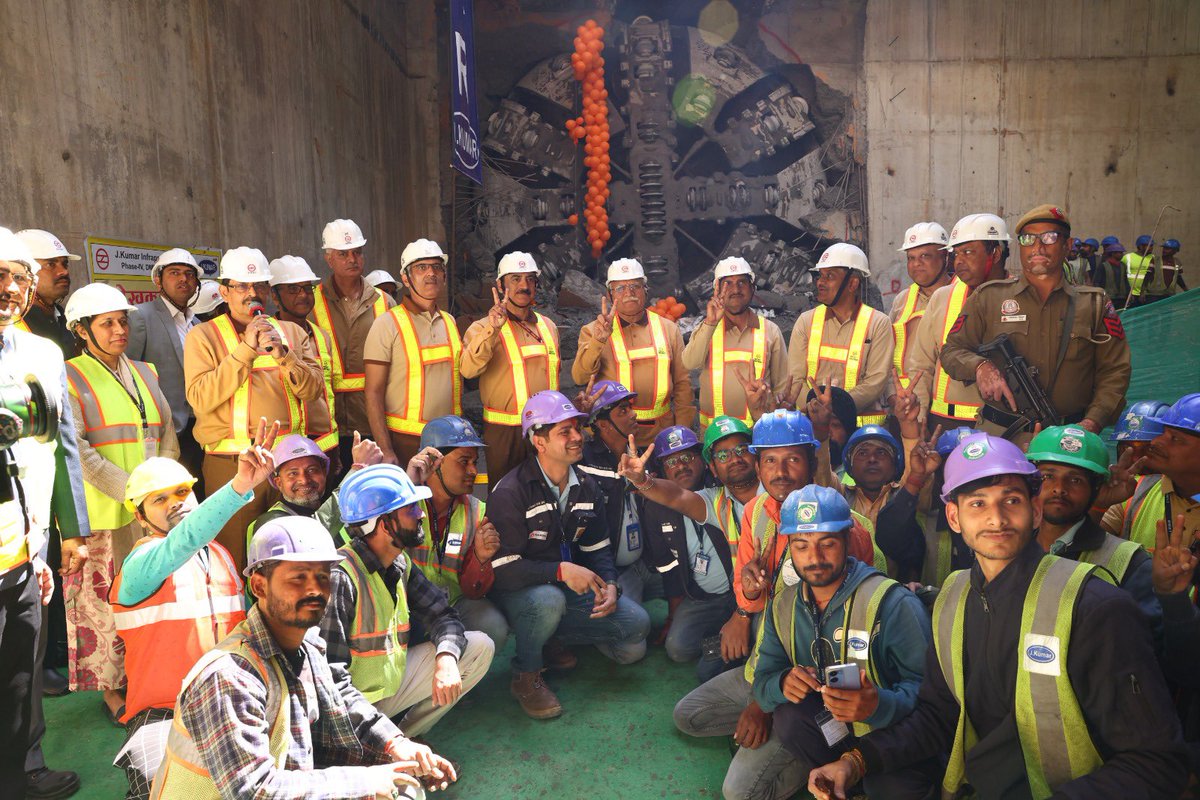 delhimetro’sgoldenlinetunnelbreakthroughatvasantkunjcompleted