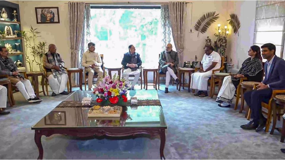 chandrababunaidumeetamitshahatbjpchief’sresidence