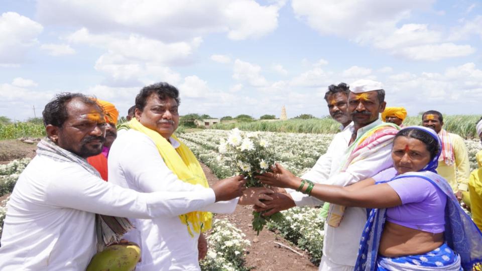 Farmer Takes MB Patil To His Farm, Offers Flowers And Tender Coconut In Gratitude