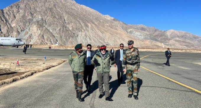 modiinkargiltocelebratediwaliwithsoldiers
