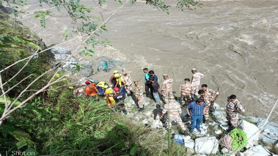 2 killed, 10 missing as vehicle falls into Alaknanda river in Uttarakhand