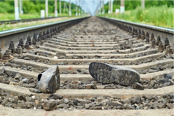 twoyouthfalloffmovingtrainatkeralaskorattyrailwaystationdied