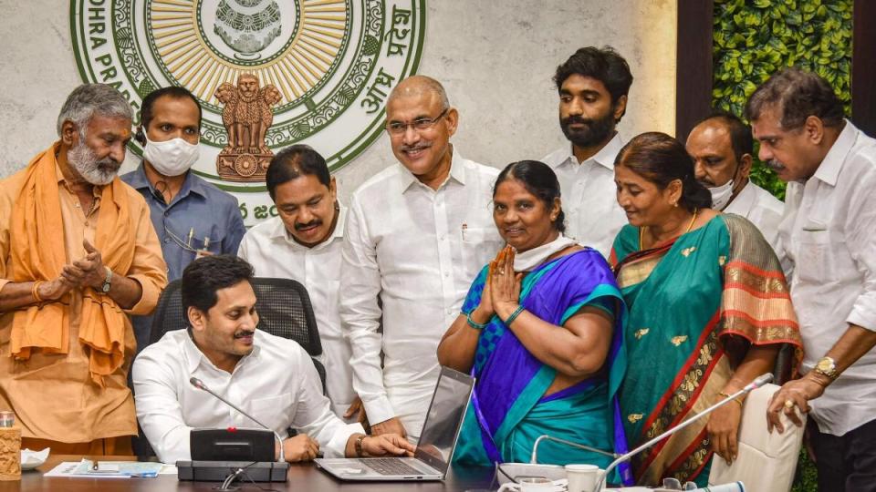 andhrapradeshcmdisbursesrs5060crtowomenundergovtscheme