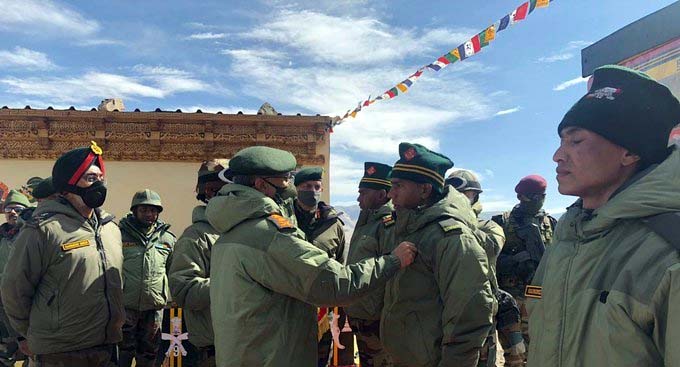 armychiefvisitsforwardareasinladakh