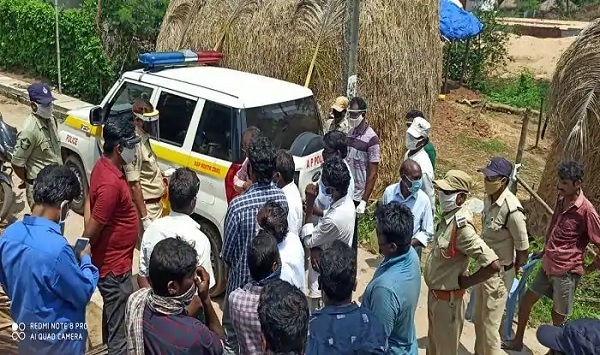 dalitmanbeatenandheadtonsuredinandhrapradeshpolicestationtwocopssuspended