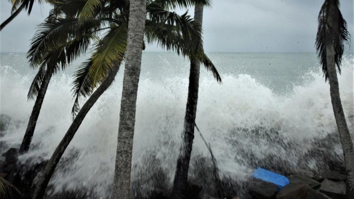 IMD issues Red alert in five districts of Kerala 