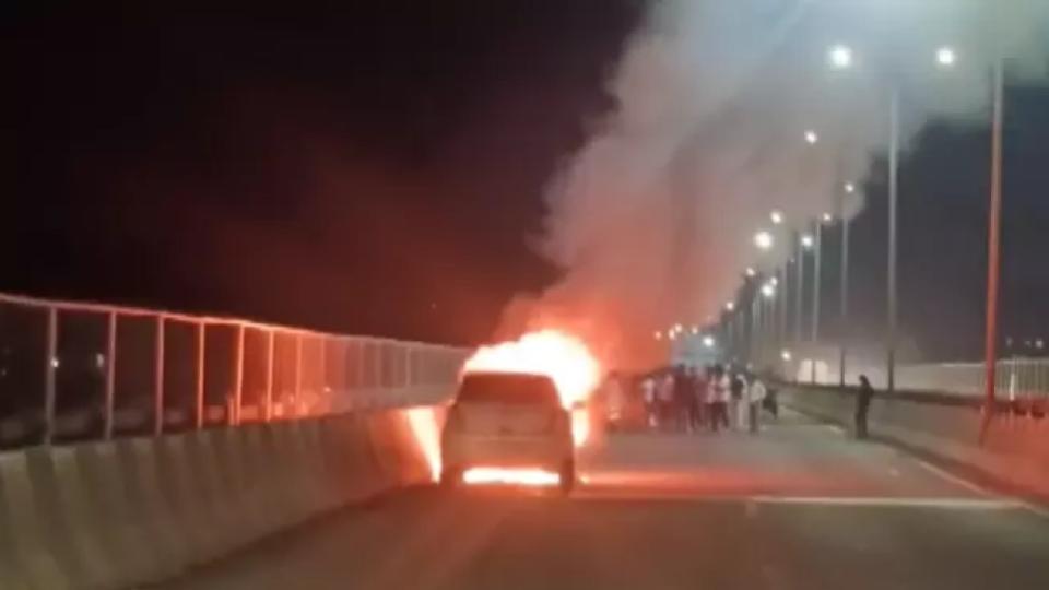 Moving Car Catches Fire on Krisha Bridge in Mumbai, No casualties