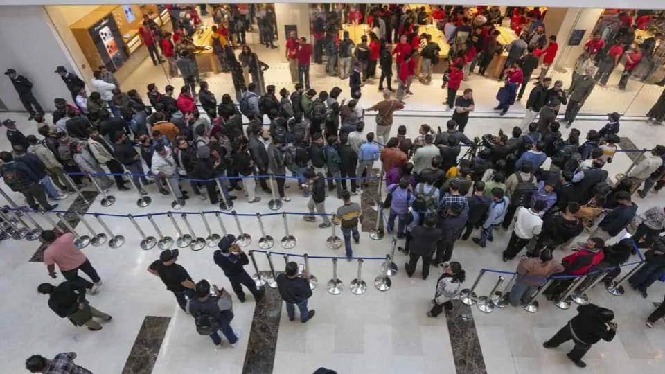 Apple Opens Fifth Store At DLF Mall in Noida