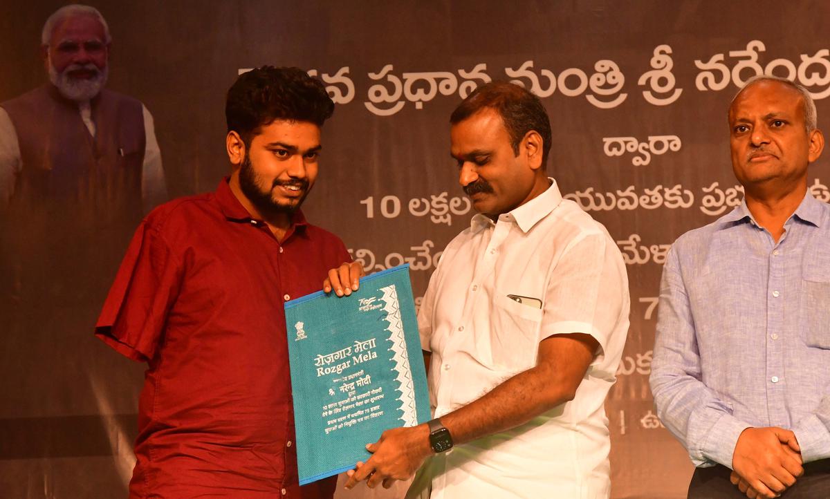 unionministerdrlmuruganhandsoverappointmentlettersto194newrecruitsunderrozgarmelainvijayawada