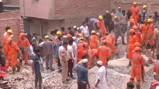 fourkilledmanyfearedtrappedasbuildingcollapsesindelhi’smustafabad