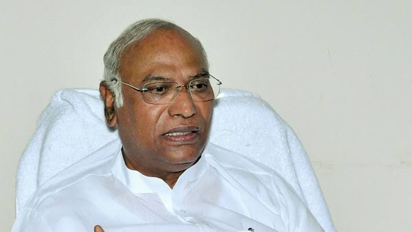 myrolemodelforpollsismahatmagandhinotpmmodi:mallikarjunkharge