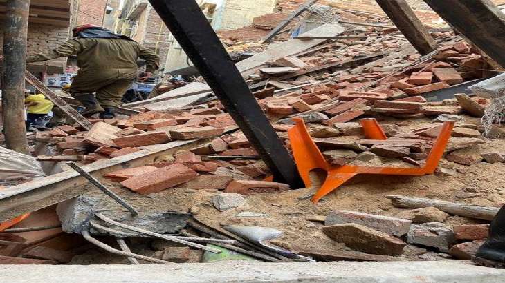 4injuredinbuildingcollapseindelhisazadmarket