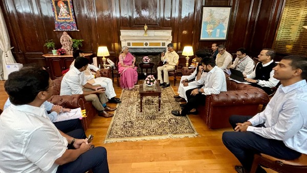 chandrababumeetssitharamanseeksfinancialaidfordebtriddenandhra