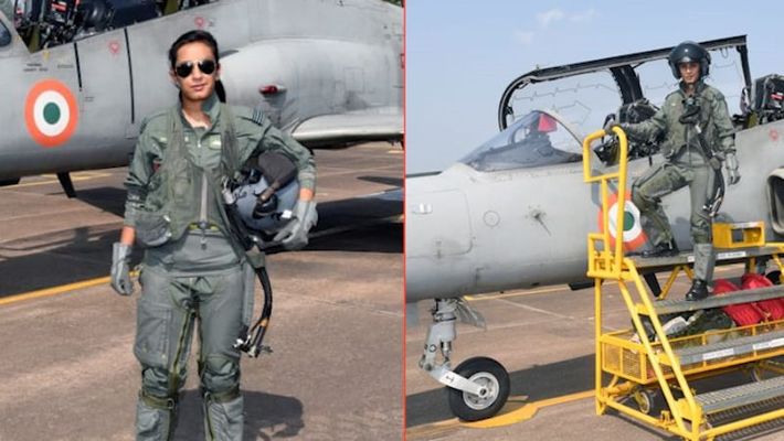 mohanasinghbecomesfirstwomanfighterpilottoflyhawkjet