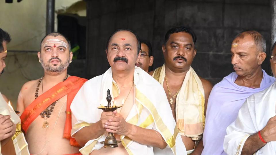 Kerala CM Offers Prayers at Kollur Sri Mookambika Temple