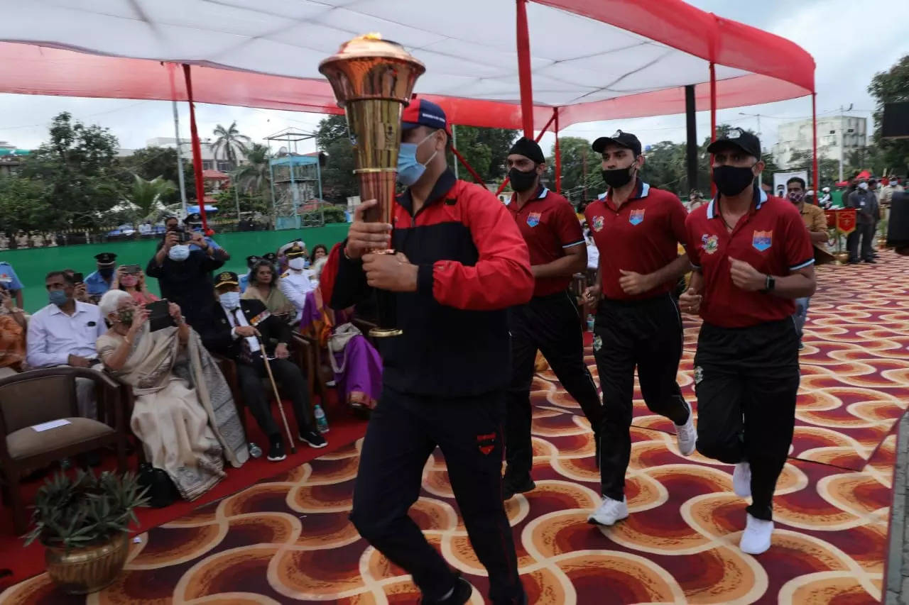 uddhavthackerayreceivesvictoryflameatmumbaisgatewayofindia