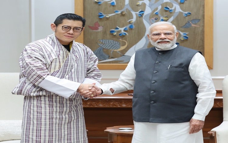 kingofbhutanjigmekhesarnamgyelwangchuckmeetsprimeministernarendramodiinnewdelhi