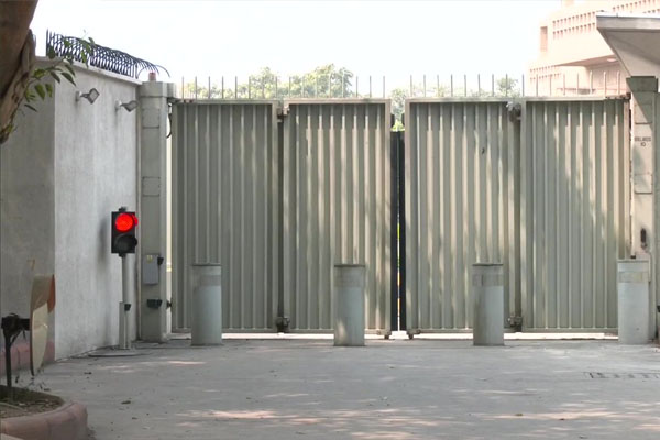 delhipoliceremovesbarricadesoutsidebritishhighcommission