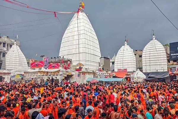 lakhsofdevoteesofferprayersatbababaidyanathtempleinjharkhand