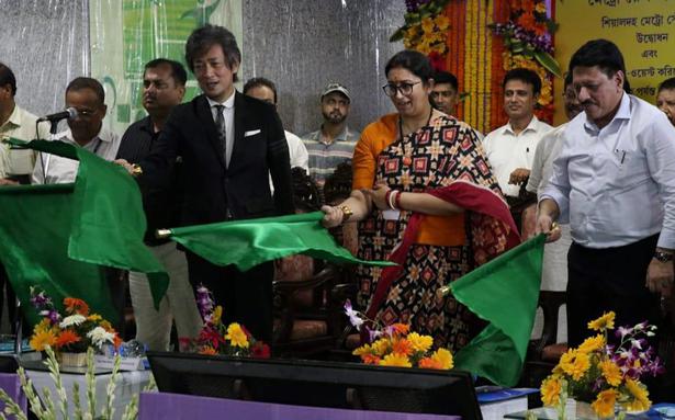 smritiiraniinauguratessealdahmetrostationofeastwestcorridor