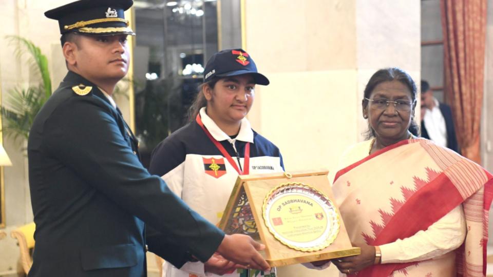 President Murmu Interacts With Students At Rashtrapati Bhawan