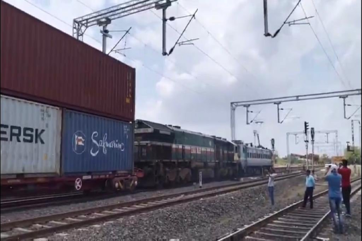 railwayscreatesnewworldrecordbysuccessfullyrunningfirstdoublestackcontainertraininoheelectrifiedterritory