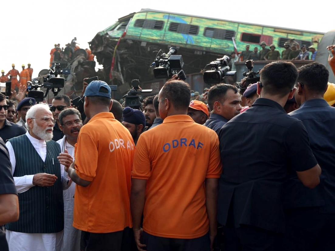 pm-narendra-modi-reaches-train-mishap-site-in-balasore-takes-stock-of-situation